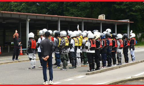 指導する教官の写真